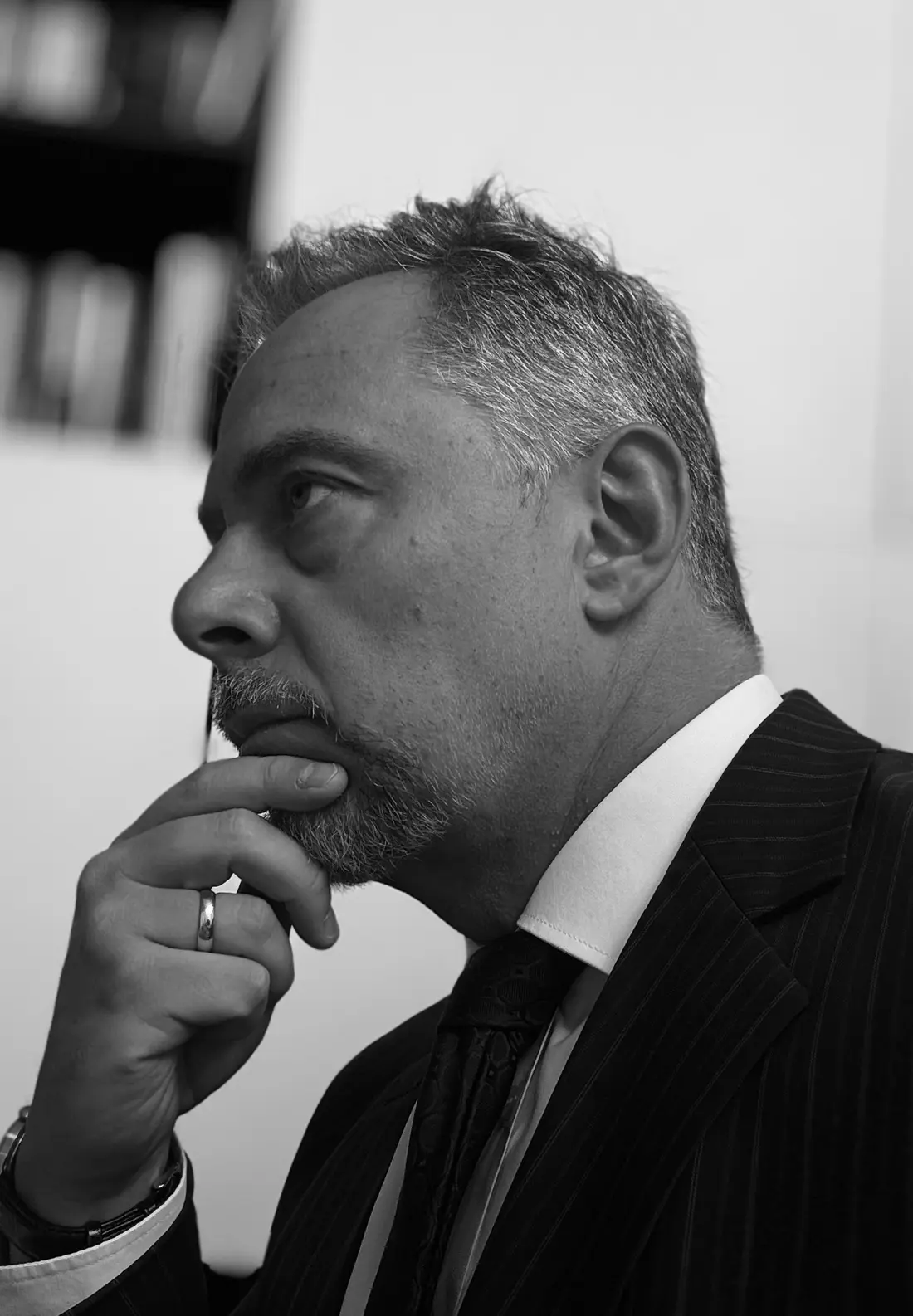 Retrato de Leandro Corrêa de Oliveira, de perfil, em preto e branco